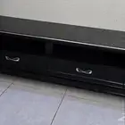 طاولة تلفزيون نظيفة   اسود