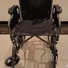 كرسي متحرك بعجلات خلفي صغيره. شبه جديد