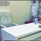 مكتب ابيض مع كرسي ابيض