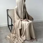مصممة عبايات تحتاج خياط محترف جدا للتصاميم