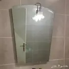 مغسلة ومراية وبانيو ونجفة