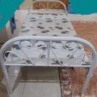 سرير قابل للطي ومكتبه تلفزيون
