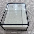 طاولة جديد للبيع رفين رف بديل رخام ورف زجاج لها شهر معاي