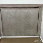 سرير ابيض مخمل