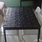 طاولة طعام مع اربعة كراسي