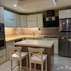 مطبخ خشب ملبس تصميم مودرن زاوية مع جزيرة وكراسي