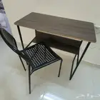 طاويلة صغيرة مع كرسي ة مروحة حائطية و دولابين