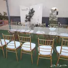 طاولات قزاز وكراس شفاف مع تنسيق الورد وجلسات عربية