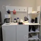 ركن قهوة لون أبيض برفوف