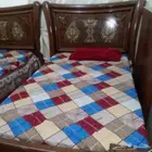 غرفة نوم سريرين ودولاب وكمودينات وتسريحه