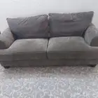 كنب بني للبيع نظيف مع الستارة و الطاولة