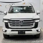 نوع السيارة  تويوتا لاندكروزر GXR رقم 2 الموديل  2025 حالة ا