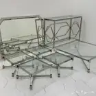 طاولة ارضية واربع خدمة ومدخل ومراية