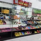 للبيع رفوف زجاج   رفوف خشب   طاولة مكسرات