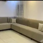 كنب حرف L نضيف الأرجل وحدة مفكوكه وموجودة تحتاج تركيب فقط