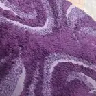مجلس نظيف مع الطاولات والستاير