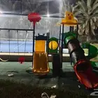 مراجيح متعددة وزحاليق بمجموعات كبيرة ومتوسطة