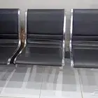 هذا كرسي انتظار بثلاثة مقاعد  وهو مصمم للاستخدام في الأماكن