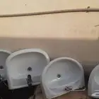 مغاسل نظيفة جدا  مع خلاطات تم فكها قبل اسبوعين