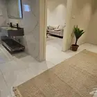 شقة غرفة وصالة وحمام مؤثثة الكهرباء عليك والماء عليا