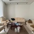 مجلس مع الطاولات عدد