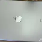 ايباد ابل نظيف ما يشتكي من اي شي معاه كرتونته