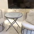 طاولة وكرسيين