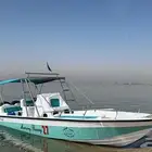 رحلات في بالقارب في شاطئ نصف القمر.