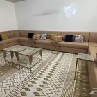 كنب مجلس للبيع مع الطاولات والزولية