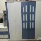 غرفه نوم مع ثلاث سراير وتسريحه وكومودينتين ودولاب