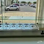 ثلاجة سلطات فوق الطاولة مع صحون