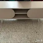 طاوله تحت التلفزيون