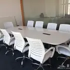 جديد طاولة اجتماع ابيض مع كراسي ابيض و في جملي
