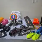 2 زلاجات مع خوذة ووسائل حماية مع سكايت  أحذية قدم للبيع