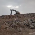 يوجد لدينا بوكلين لبناء الحجر وقص الاراضي