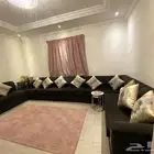 طقم كنب مجلس مع الستارة و طاولة تلفزيون