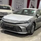 تويوتا كامري E بنزين استاندر اللون تيتانيوم موديل 2025