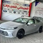 تويوتا كامري E بنزين استاندر طيس اللون فضي موديل 2025 الساير