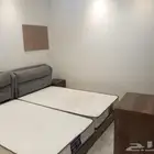 غرفه نوم عبارة عن عدد 2 سرير بالمراتب و دولاب و كمود