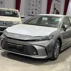 تويوتا كامري E بنزين استاندر اللون تيتانيوم موديل 2025 سعودي