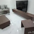 طقم طاولة تلفزيون مع طاولة وسط بالإضافة إلى 2 طاولة خدمه