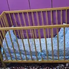 سرير اطفال متعدد الألوان