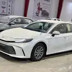 تويوتا كامري E بنزين استاندر اللون أبيض موديل 2025 سعودي