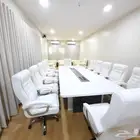 طاولة اجتماع ابيض وبني