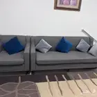 طقم كنب ممتاز 2 كرسي و 2 كنبه. وسجاده وطاولتين