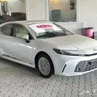 تويوتا كامري LE بنزين اللون أبيض لؤلؤي موديل 2025 تقسيط وكاش