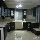 دولاب مطبخ للبيع نظيف جدا راكب له حوض من كتشن شي فخم