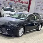 تويوتا كامري LE بنزين اللون أسود موديل 2025 الساير