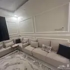 كنب نظيف وطاولة تلفزيون