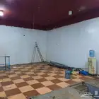 محل لتقبيل على الشارع العام
